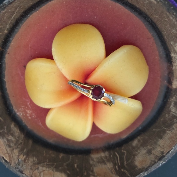 Thai ruby ring with Diamond in 9k Yellow Gold - Picture 2 of 5